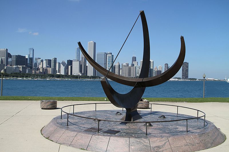 File:Chicago - Sundial "Men enters the Cosmos" - vor dem Adler Planetarium.jpg